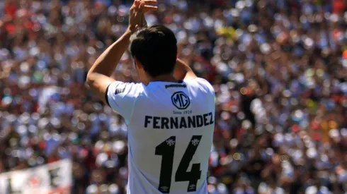 El momento en el que Matías Fernández recibe y se pone la 14 de Colo Colo nuevamente.