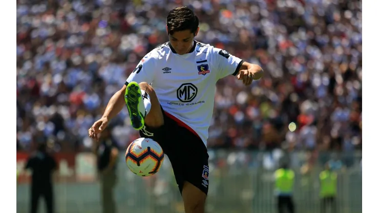 Matías domina el balón en su presentación.