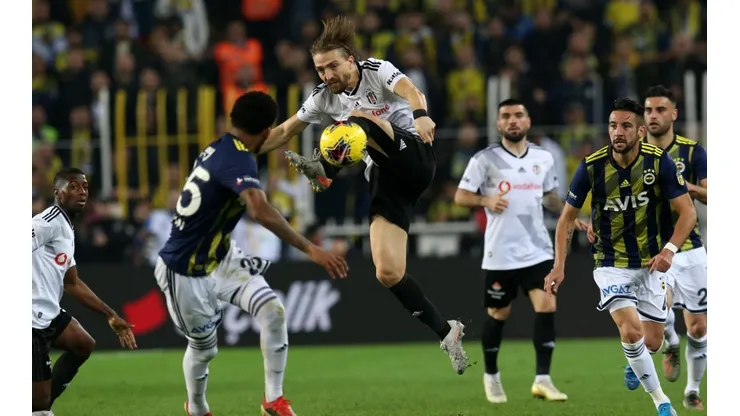 Fenerbahçe de Isla vence al Besiktas de Roco en el clásico turco