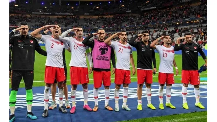 Duro castigo a jugadores turcos por hacer saludos militares