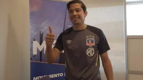 Matías Fernández posa en su regreso a Colo Colo. Aún falta que sea oficial.