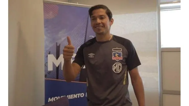 Matías Fernández posa en su regreso a Colo Colo. Aún falta que sea oficial.