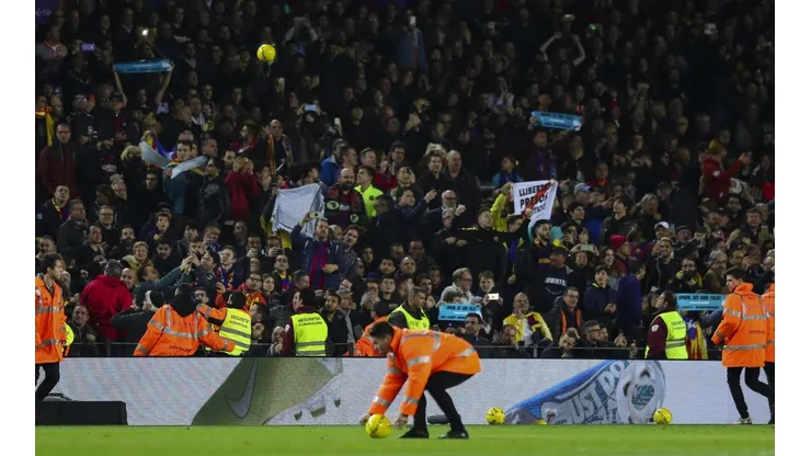 Lluvia de balones en el Camp Nou.