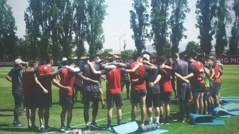 Los jugadores realizan la arenga previa a iniciar los entrenamientos.