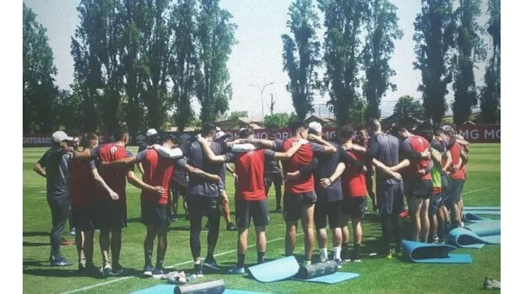 Los jugadores realizan la arenga previa a iniciar los entrenamientos.