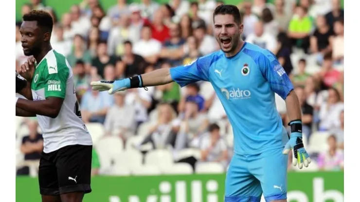 El portero sumando minutos vistiendo la camiseta de Racing de Santander.