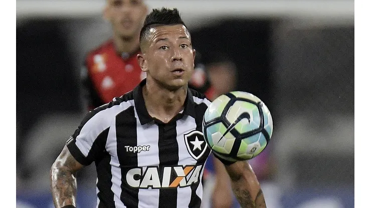 Después de varios intentos fallidos, Leonardo Valencia aterriza en el Monumental.