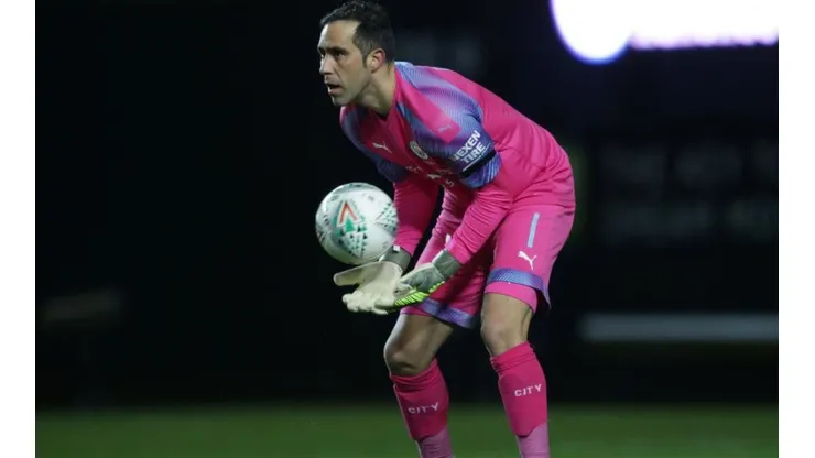Con Claudio Bravo de titular, Manchester City avanza a semifinales de la Copa de la Liga