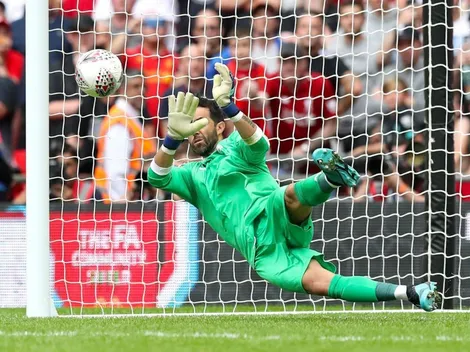 Prensa inglesa glorifica a Bravo por sus atajadas ante Oxford United