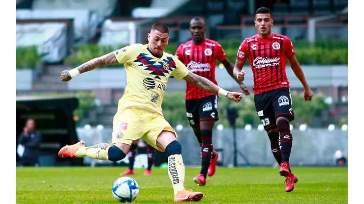 Nicolás Castillo disputando un encuentro en el fútbol mexicano.