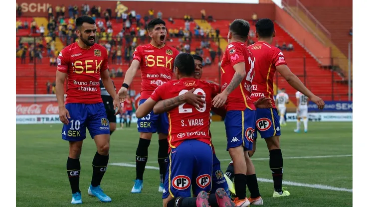 Los hispanos celebrando en el Estadio Santa Laura