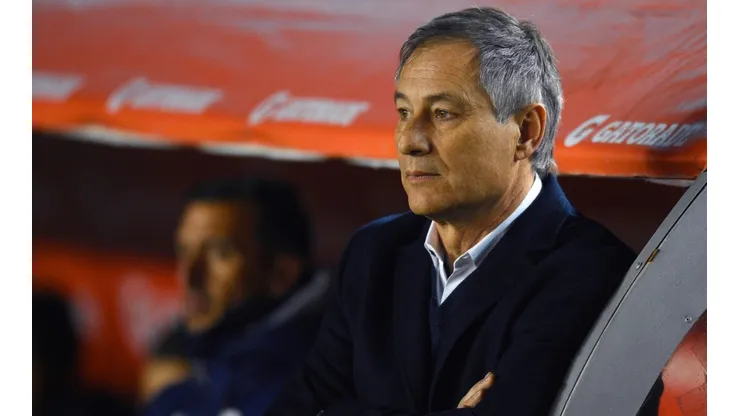 Ariel Holan pensando cómo afrontar la fase de grupos de Copa Libertadores.
