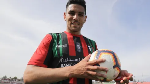 Lucas Passerini se lleva el balón por marcar un hat trick en el Campeonato Nacional 2019