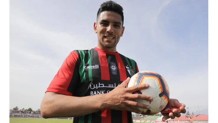 Lucas Passerini se lleva el balón por marcar un hat trick en el Campeonato Nacional 2019