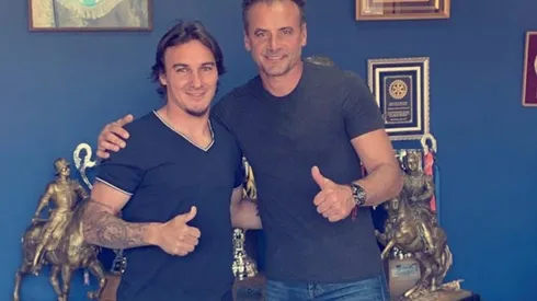 Sebastián Pol junto a Gustavo Dalsasso, después de firmar el contrato que liga al delantero por un año a Everton
