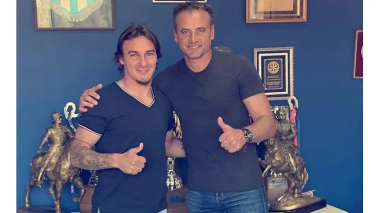 Sebastián Pol junto a Gustavo Dalsasso, después de firmar el contrato que liga al delantero por un año a Everton