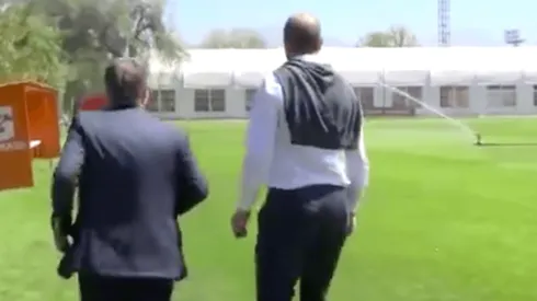 ¡Pero cómo! Ariel Holan sale corriendo para no mojarse por culpa de los aspersores en San Carlos de Apoquindo