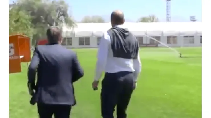 ¡Pero cómo! Ariel Holan sale corriendo para no mojarse por culpa de los aspersores en San Carlos de Apoquindo