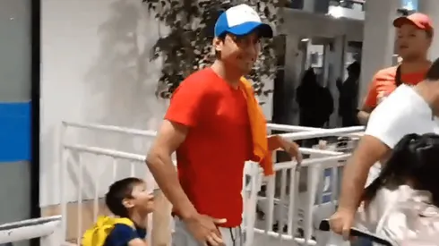 Matías con coquetos lentes y gorro llegando a Chile.