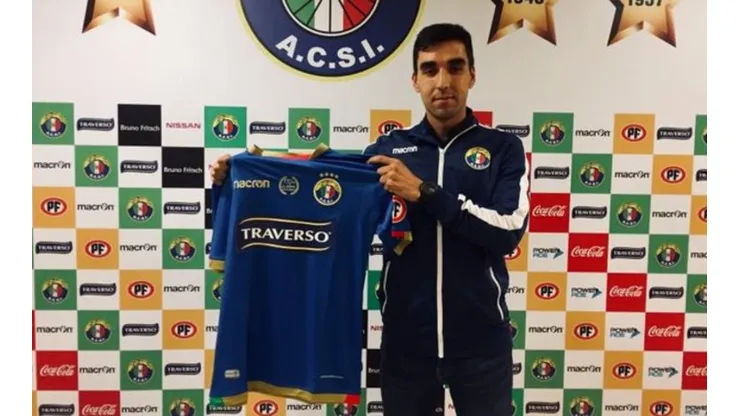 Meneghini con la camiseta azul de Audax Italiano.