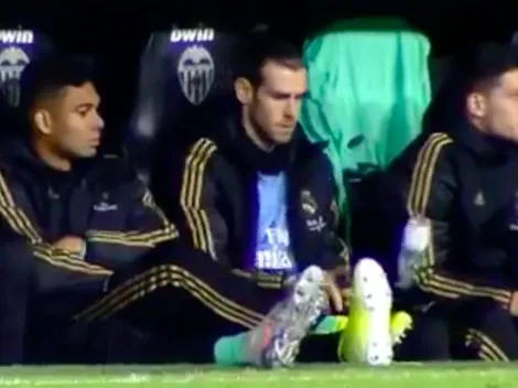 Encuentran a Bale jugando con una botella en pleno partido