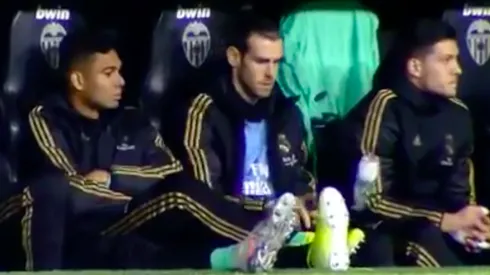 Gareth Bale sigue sumando problemas con el Real Madrid: lo encuentran jugando con una botella en pleno partido
