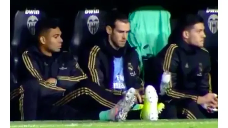 Gareth Bale sigue sumando problemas con el Real Madrid: lo encuentran jugando con una botella en pleno partido