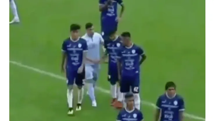 Equipo boliviano pierde 5-0 y suspenden partido por salir al segundo tiempo con seis jugadores