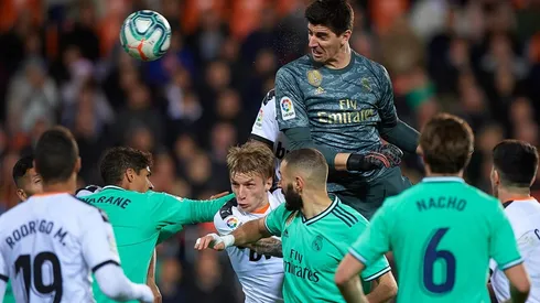 Thibaut Courtois sube a cabecear y provoca el empate agónico de Real Madrid ante Valencia.