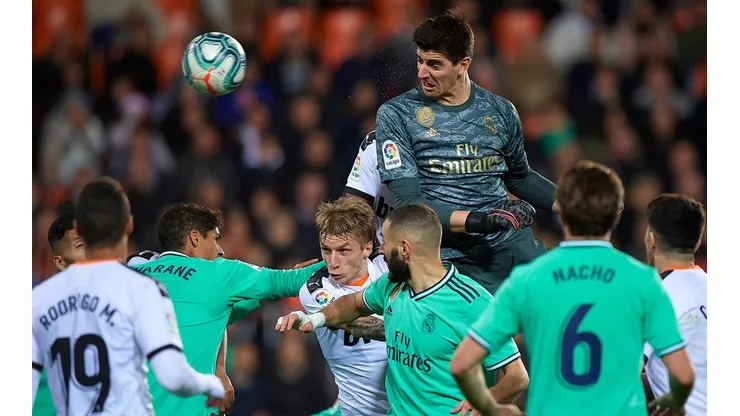 Thibaut Courtois sube a cabecear y provoca el empate agónico de Real Madrid ante Valencia.