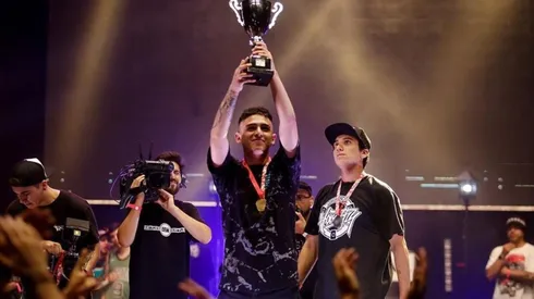 Jokker levanta su trofeo de campeón.