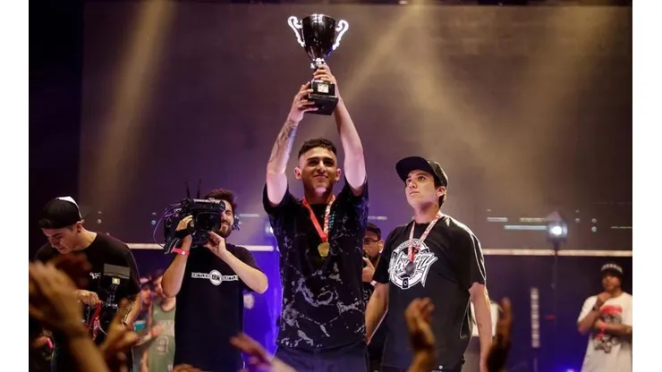 Jokker levanta su trofeo de campeón.