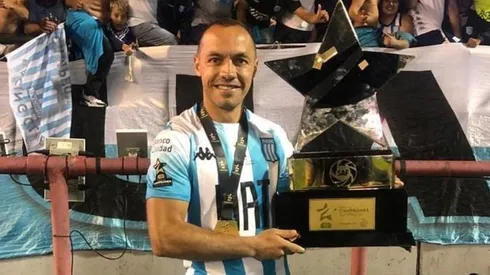 Díaz festeja el Trofeo de Campeones junto a la hinchada de Racing
