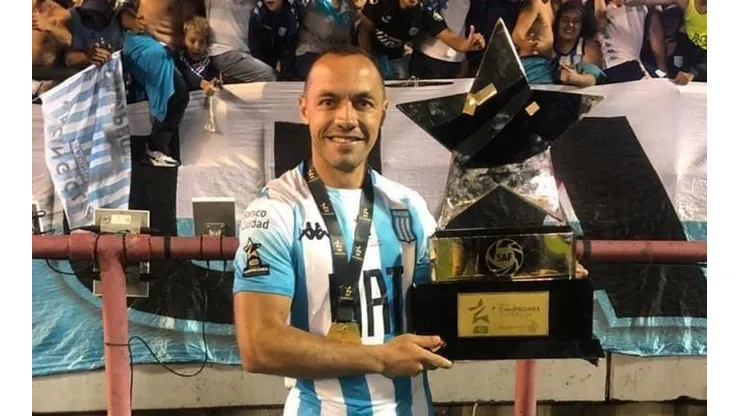 Díaz festeja el Trofeo de Campeones junto a la hinchada de Racing