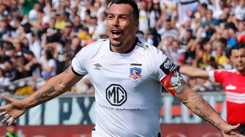Esteban Paredes sigue en Colo Colo como jugador.