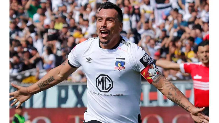 Esteban Paredes sigue en Colo Colo como jugador.