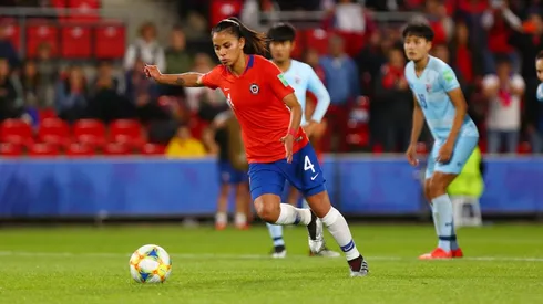 El fútbol femenino se juega con los mismos implementos y dimensiones que el masculino