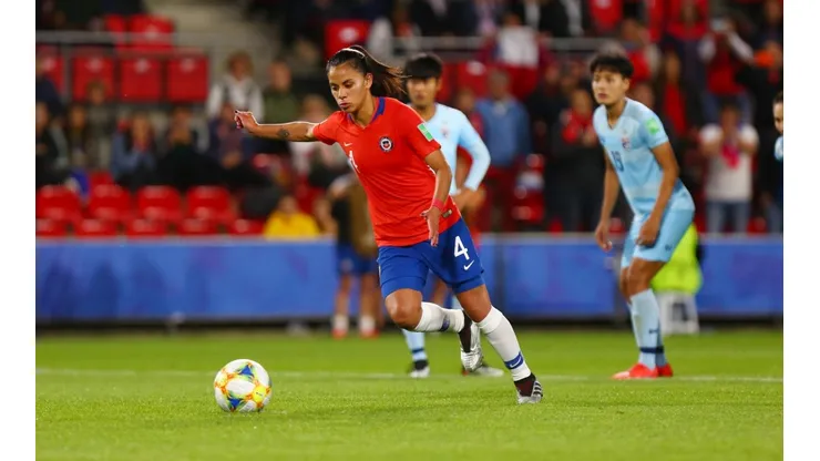 El fútbol femenino se juega con los mismos implementos y dimensiones que el masculino