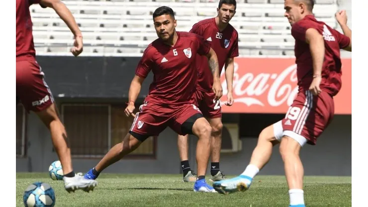 Paulo Díaz espera su opción desde la banca para el encuentro de esta noche