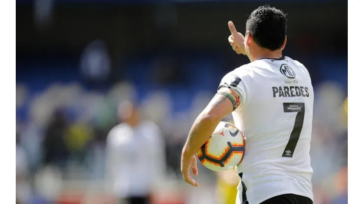Esteban Paredes seguirá contratado por Colo Colo después de su anunciado retiro