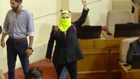 Jiles llega encapuchada al Parlamento