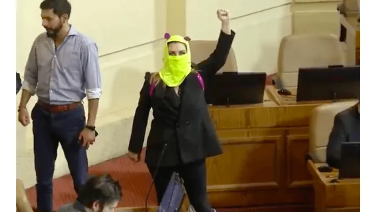 Jiles llega encapuchada al Parlamento