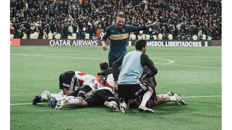 "El podio está para allá" fue el texto alternativo de esta foto por parte de River a Nández.