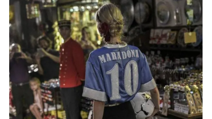 Condenan a Dolce Gabbana a pagarle 60 palitos a Diego Maradona