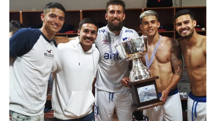 Nacional posó con la copa después de su lamentable caída
