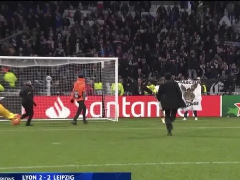 Depay encara a hincha por desplegar bandera racista contra un compañero