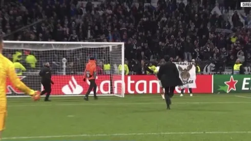 Memphis Depay encara a hincha por desplegar bandera racista contra uno de sus compañeros