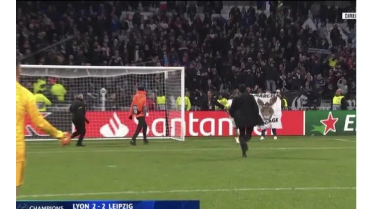 Memphis Depay encara a hincha por desplegar bandera racista contra uno de sus compañeros
