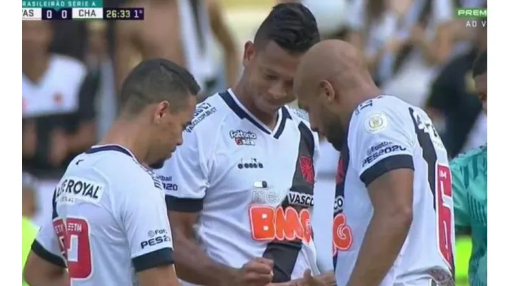 ¡Con un cachipún! Jugadores de Vasco resuelven un tiro libre
