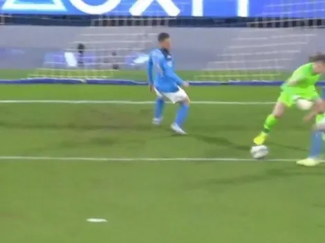 Portero de 17 años debuta en Champions con enorme condoro ante Napoli